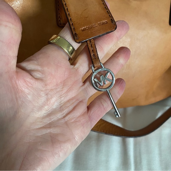 Michael Kors Hamilton Bag Intentionally Distressed Leather Silver Accents - Picture 4 of 10